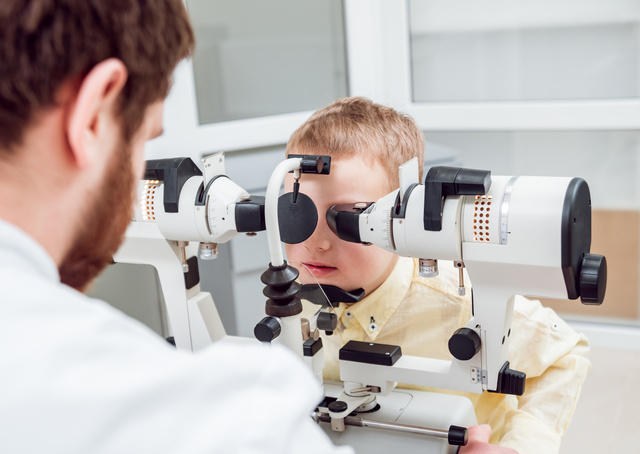 Enfant à l'examen ophtalmologique