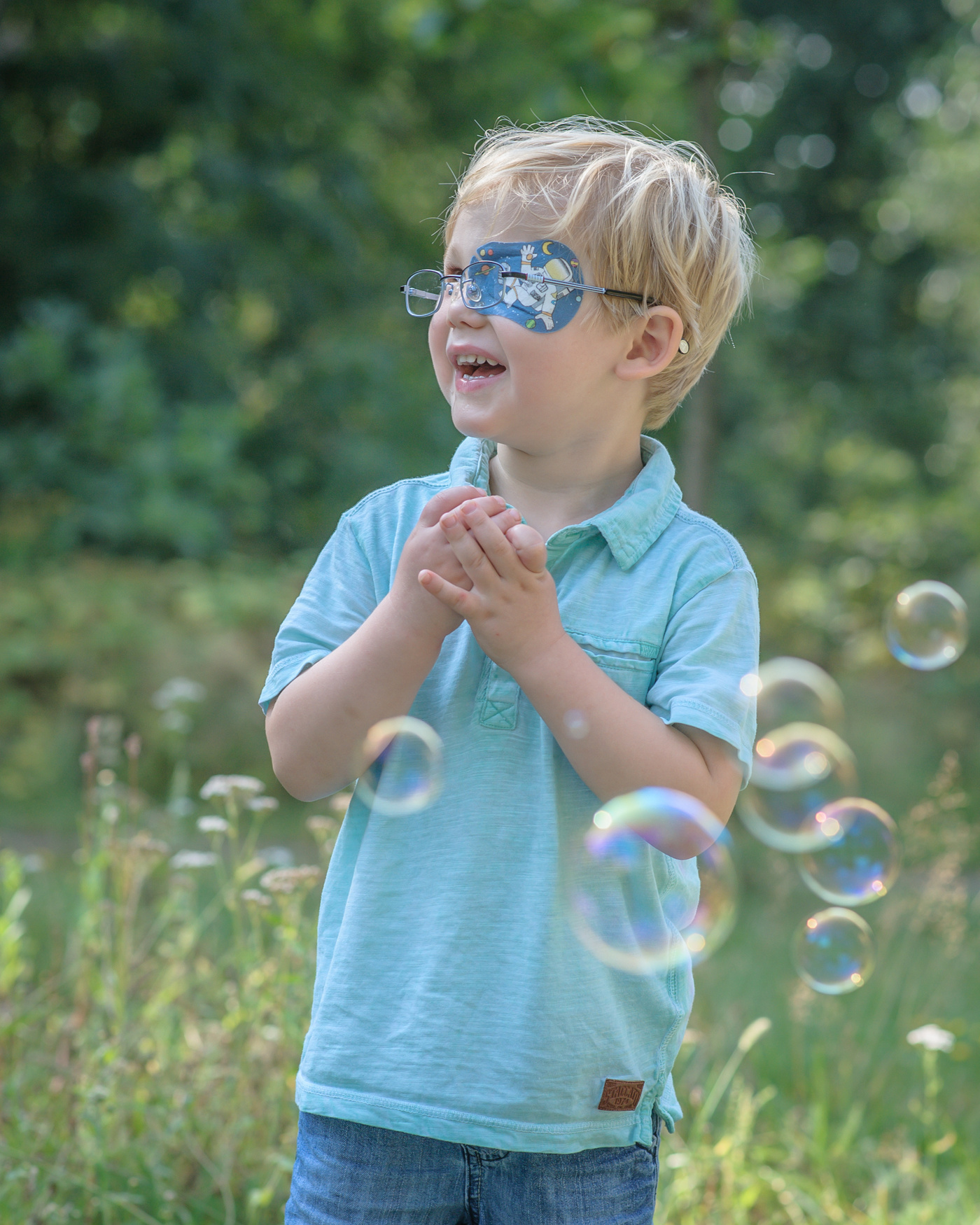 Kleine jongen met ORTOPAD® oogpleister "astronaut"