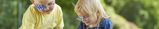 Kopafbeelding spelende kinderen met ORTOPAD®-oogpleisters spoken en regenbogen
