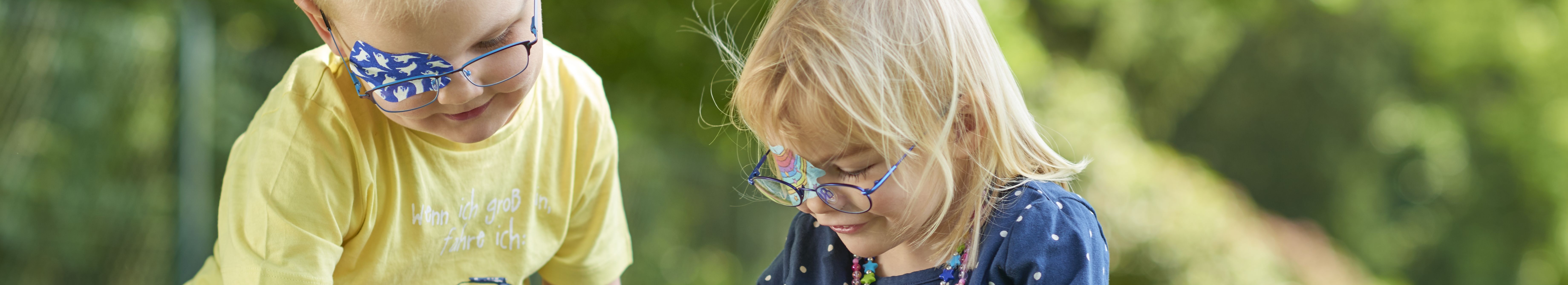 Entête Enfants avec caches oculaires ORTOPAD® Fantômes et arc-en-ciel qui jouent