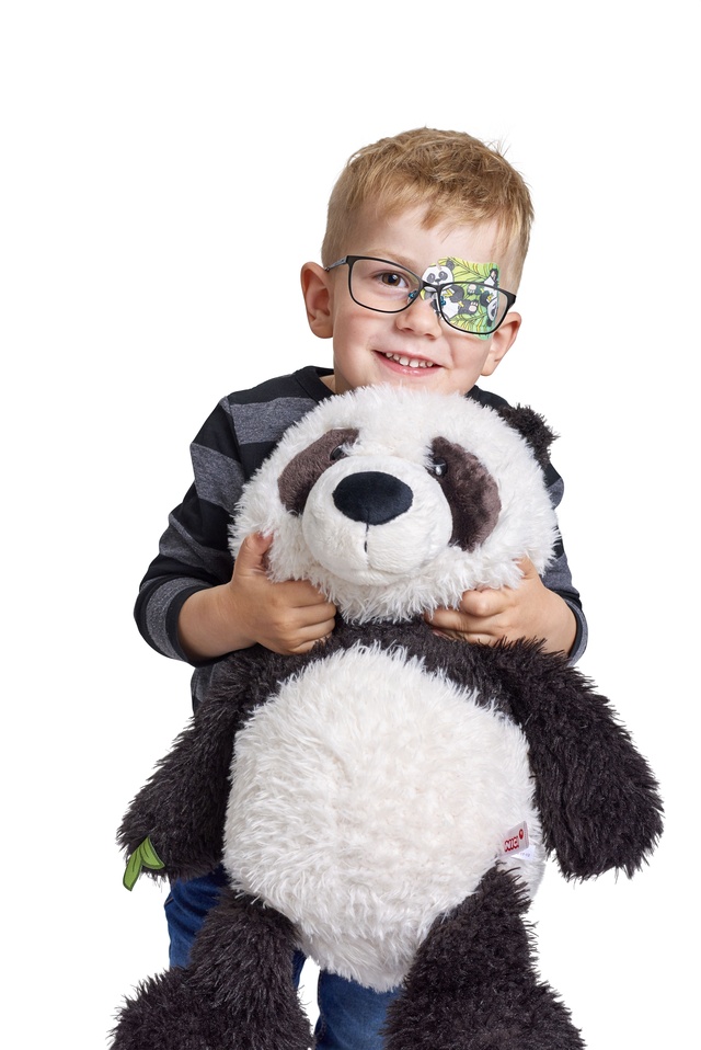 Garçon avec panda en peluche dans le bras