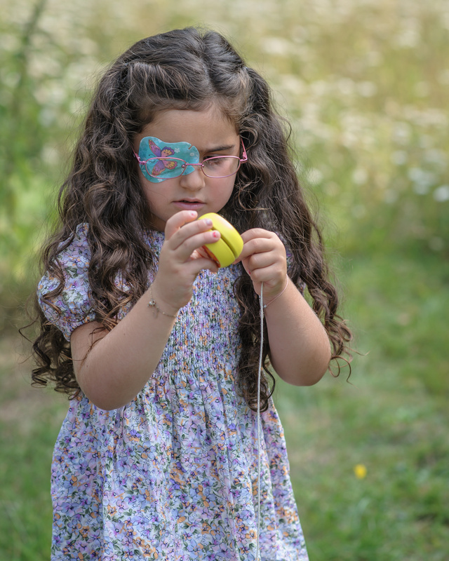 Meisje met ORTOPAD® oogpleister "Vlinder"