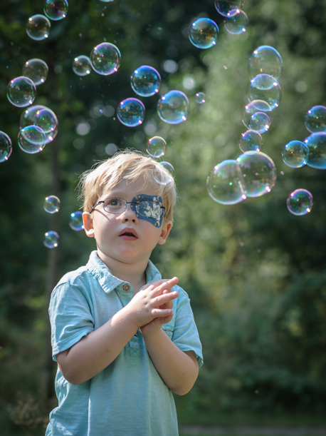 Petit garçon avec cache oculaire ORTOPAD® « Astronaute »