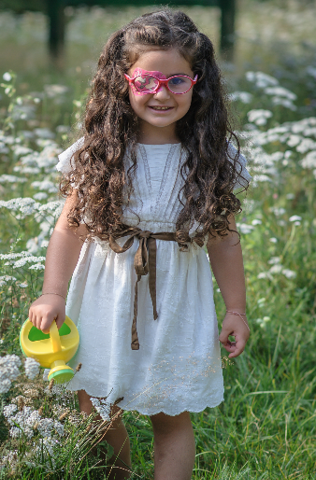 Meisje met ORTOPAD®-oogpleister ´Paarden´ en gieter in de hand