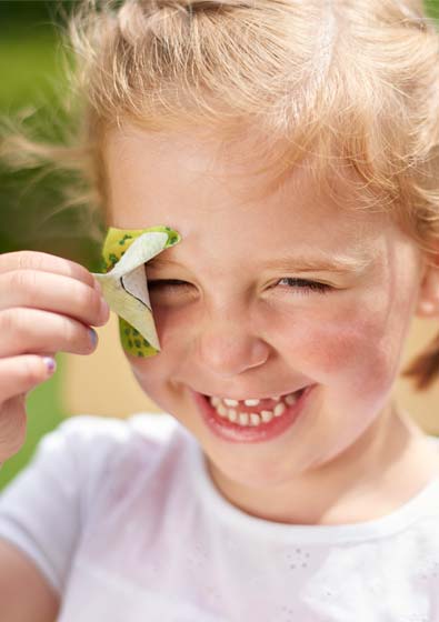 Lachend meisje verwijdert oogpleister zonder pijn